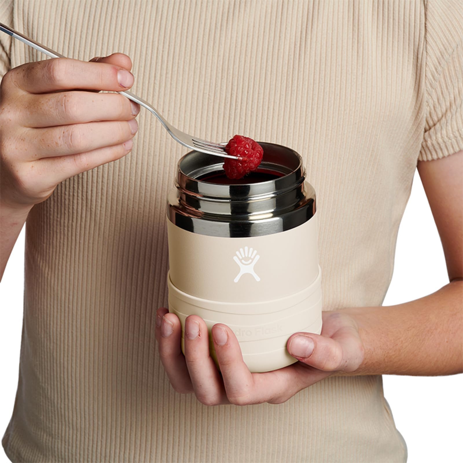 Hydro Flask en situation enfant déjeunant dehors pratique et garde la température