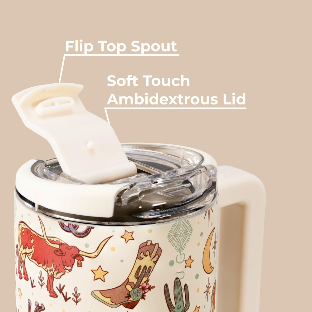 HydroJug Coffee Traveler posé sur un bureau illustrant praticité et protection des surfaces