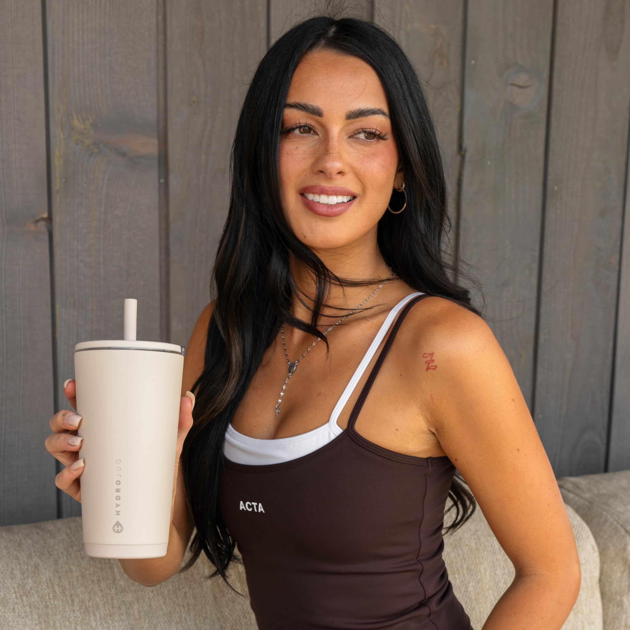 HydroJug posé sur table lifestyle montre polyvalence pour journée active