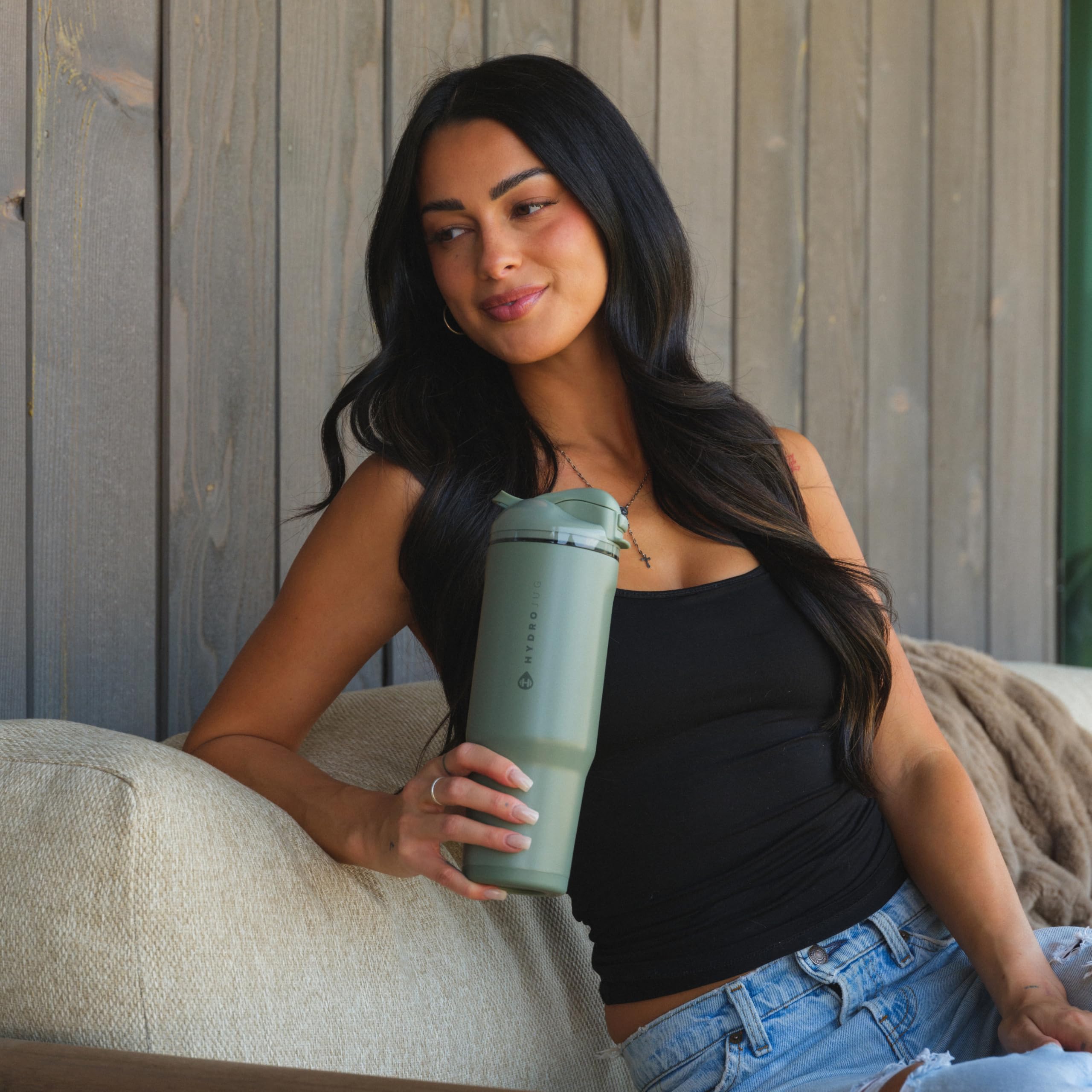 HydroJug Ease2o en situation quotidienne dans un sac et porte-gobelet pour mobilité