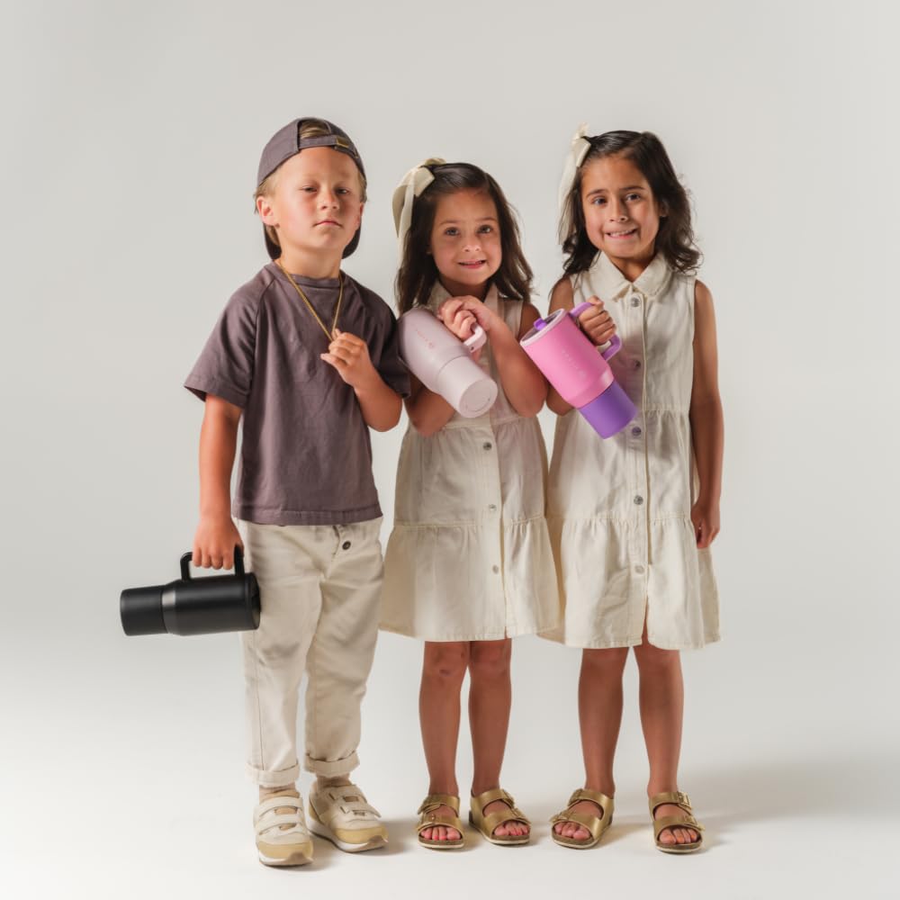 HydroJug Kids utilisée par un enfant à l'extérieur, maintien de l'hydratation pendant le jeu