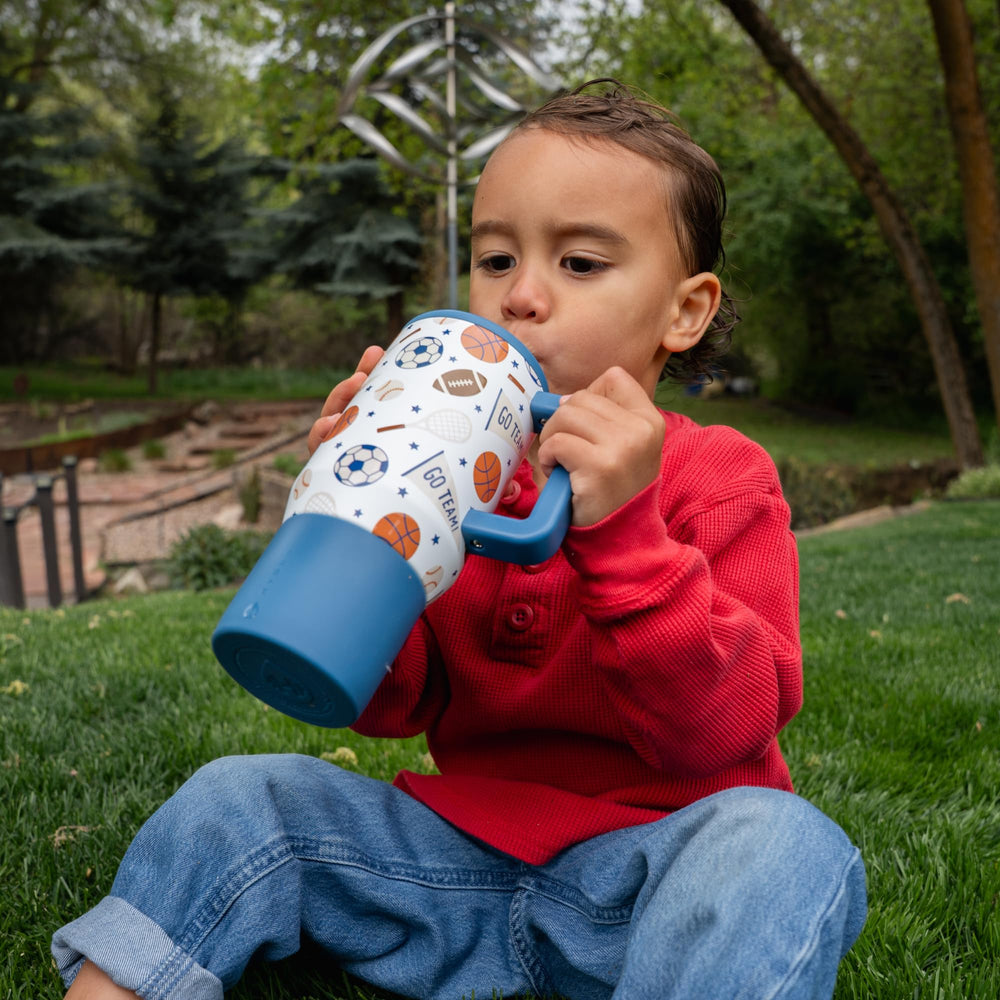HydroJug en situation parc enfant buvant facilement avantage anti-fuite et durable