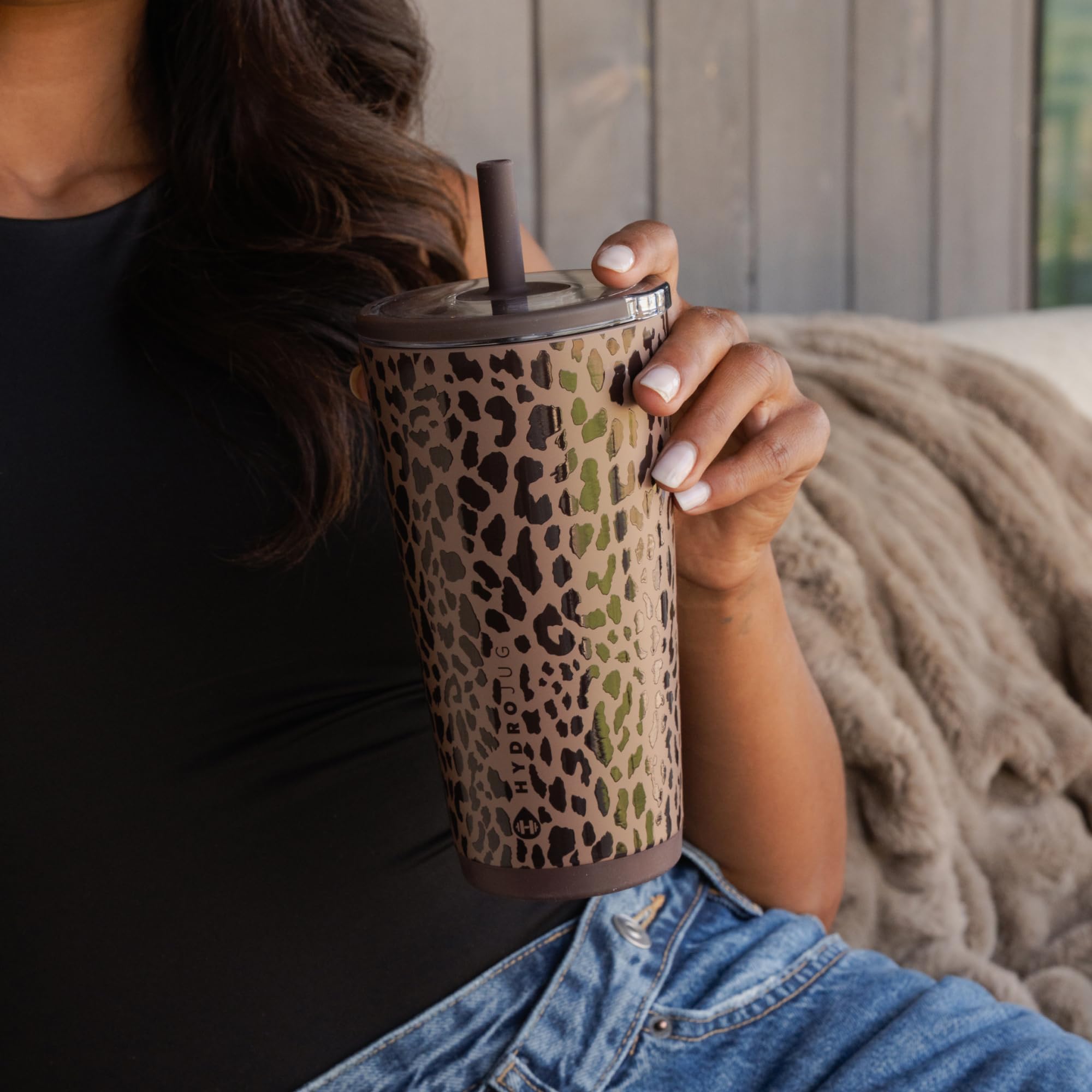 HydroJug tumbler Brown Leopard avec café, réutilisable pour boissons quotidiennes