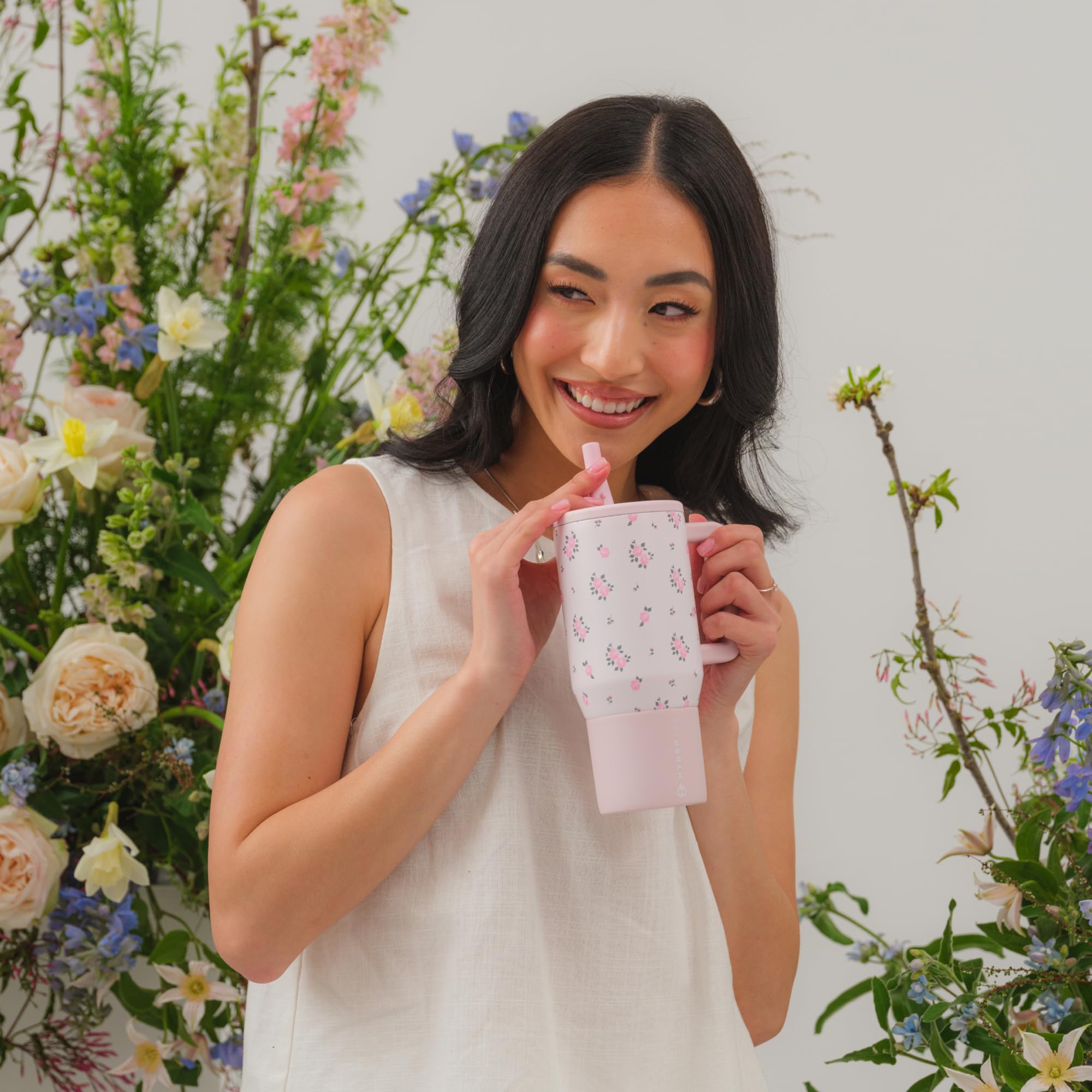 HydroJug Wildrose comparé à une bouteille standard pour échelle