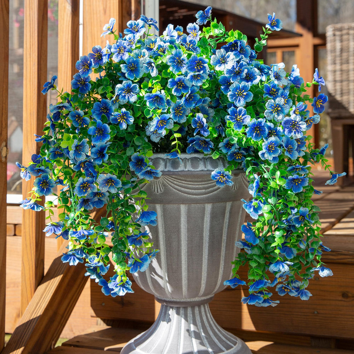 HyeFlora fleurs suspendues bleues montrant design naturel et impact décoratif