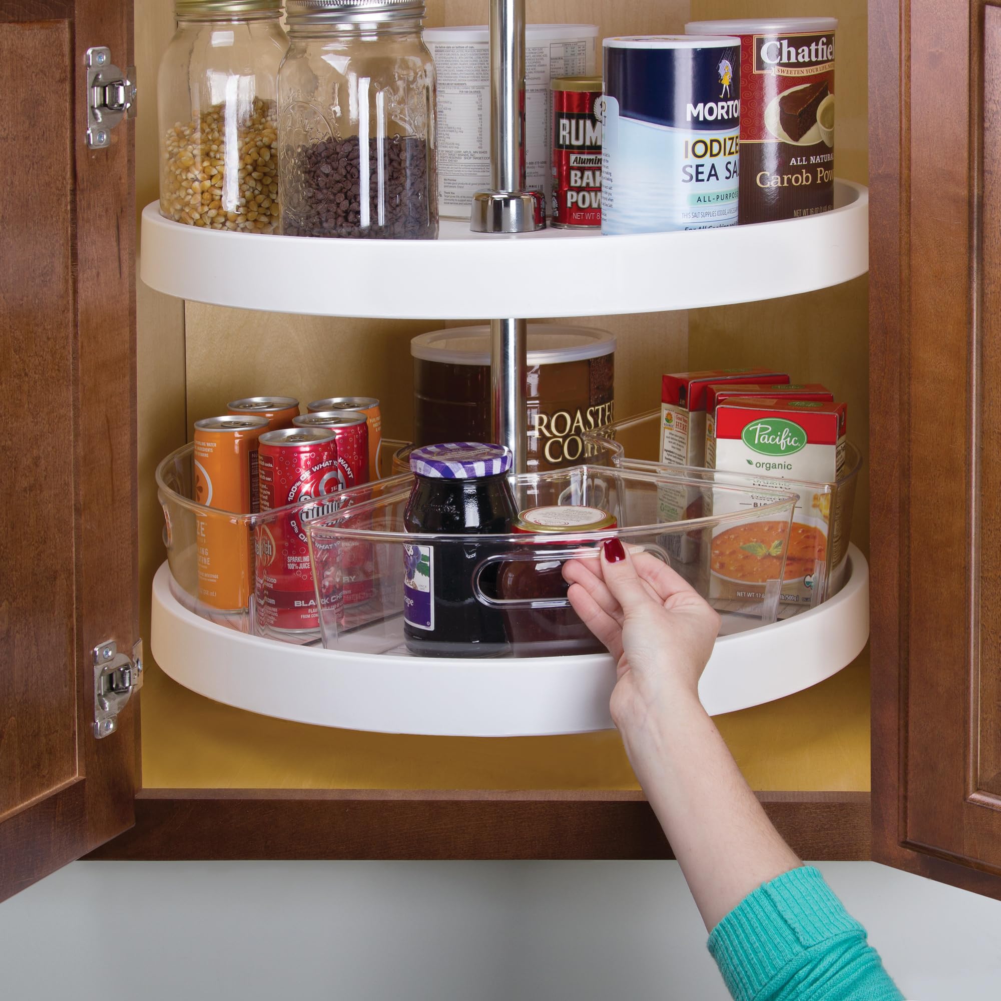 iDesign ensemble de bacs installés sur Lazy Susan dans une cuisine organisée