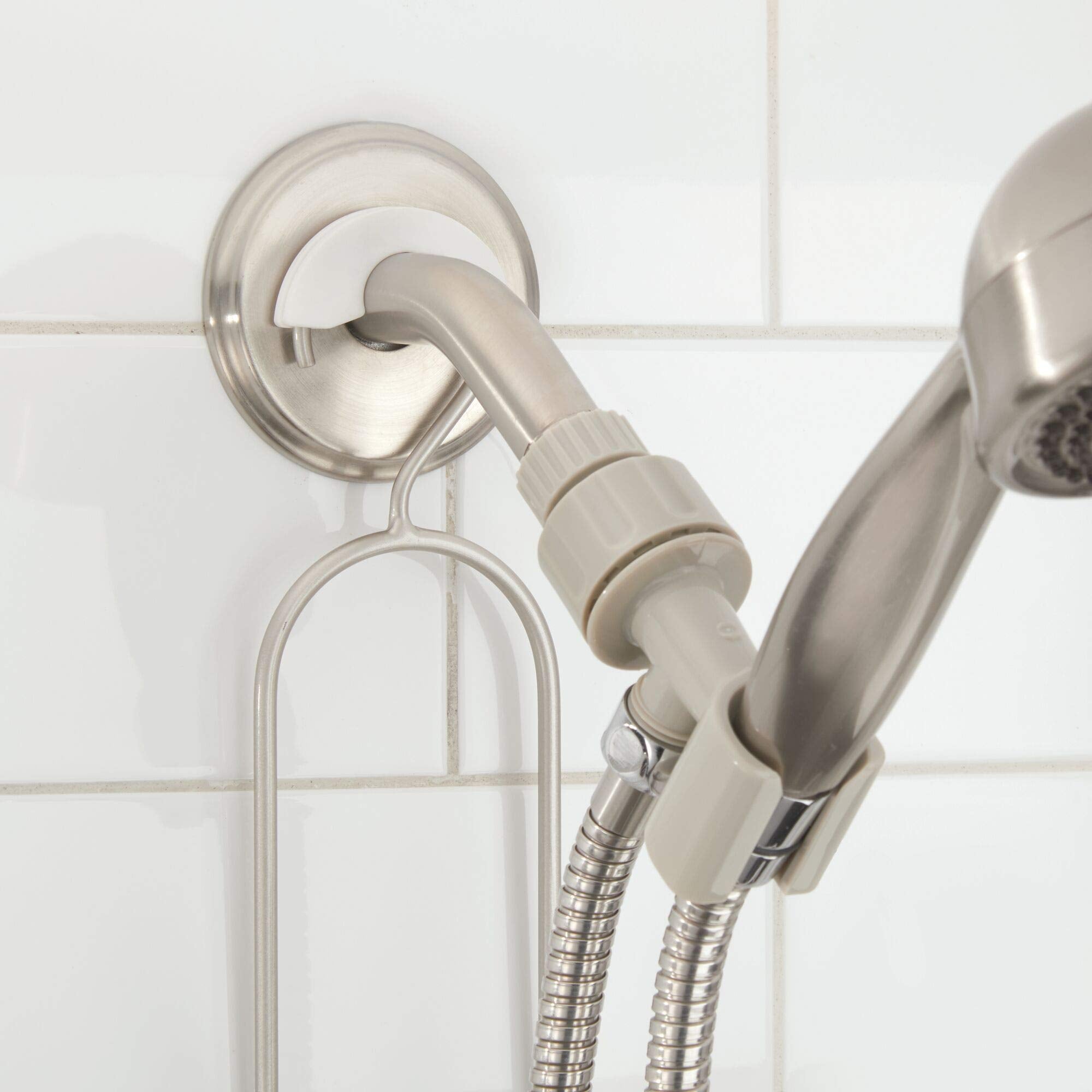 iDesign en situation dans une douche moderne optimisant espace et ordre