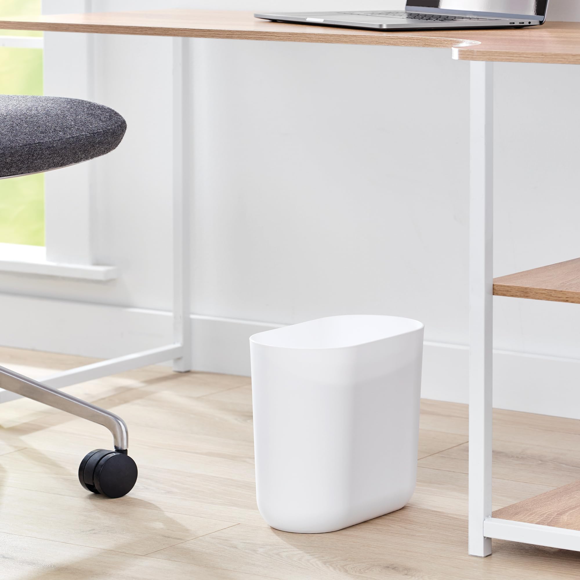 iDesign poubelle Cade utilisée près d’un bureau, organisation et propreté améliorées