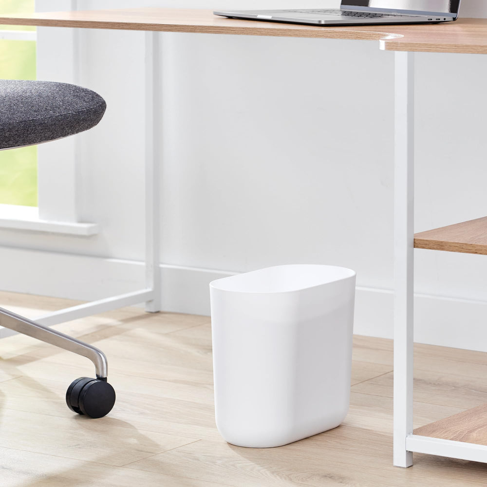 iDesign poubelle Cade utilisée près d’un bureau, organisation et propreté améliorées
