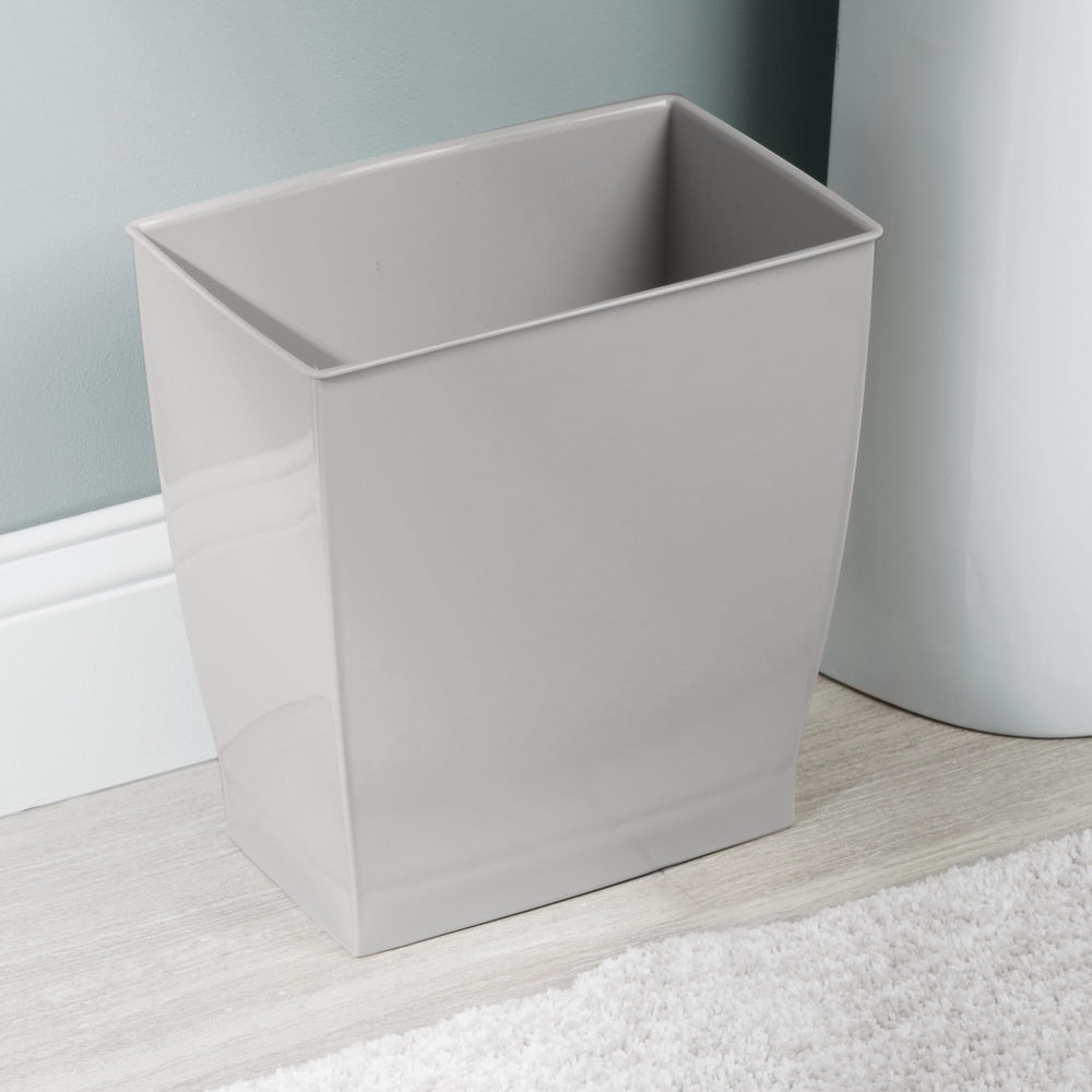 iDesign poubelle dans salle de bain stylée, finition grise élégante