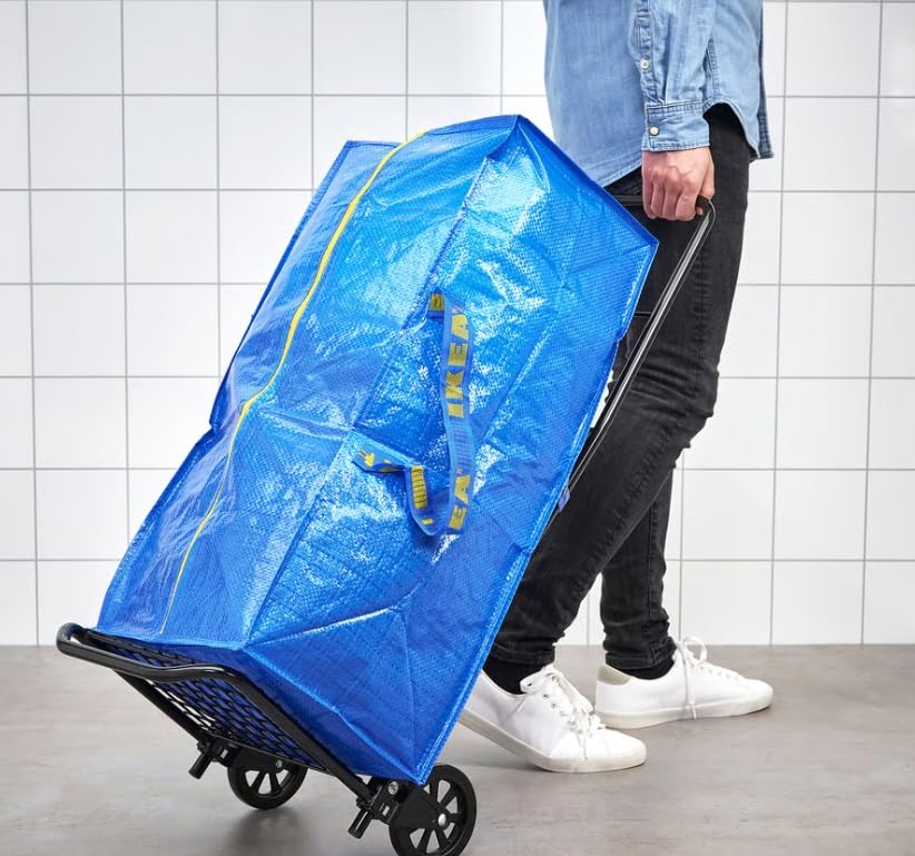 IKEA Frakta à côté d'une échelle pour montrer taille et volume
