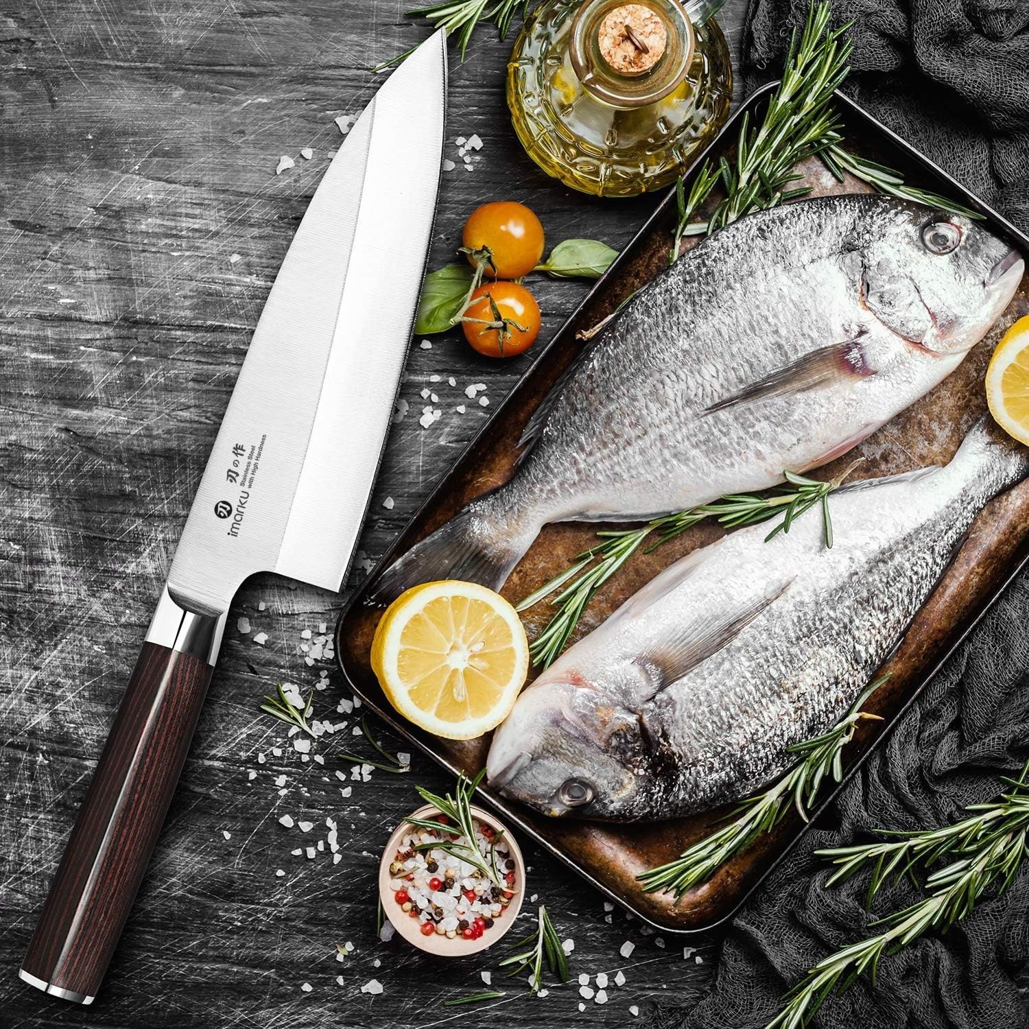 imarku couteau Deba posé dans cuisine lifestyle illustrant usage quotidien