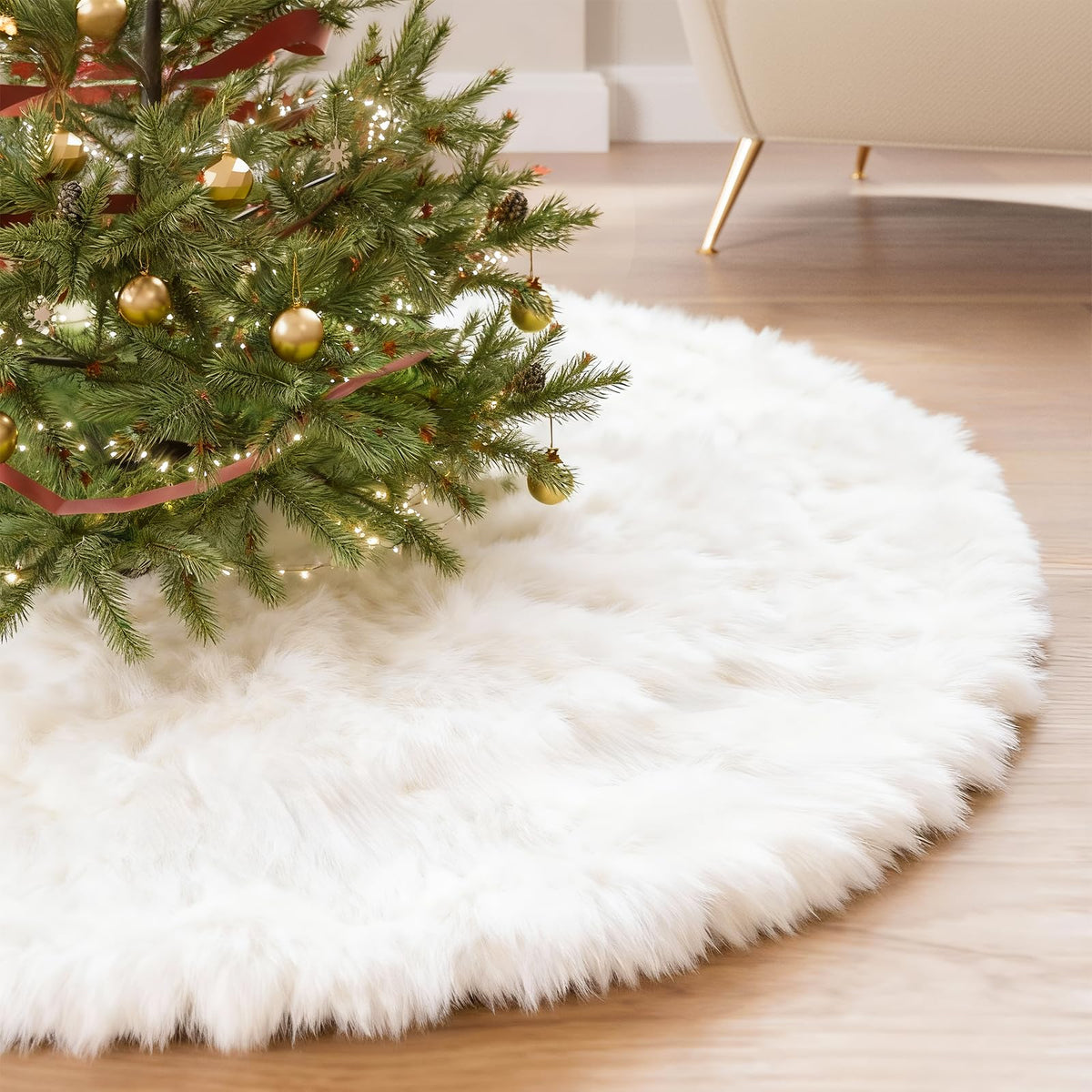 iMucci jupe de sapin devant arbre met en valeur cadeaux