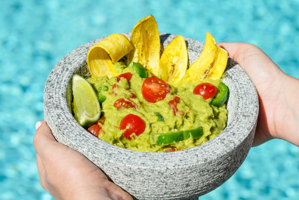Imusa molcajete posé sur table prêt à servir salsa et garnitures maison