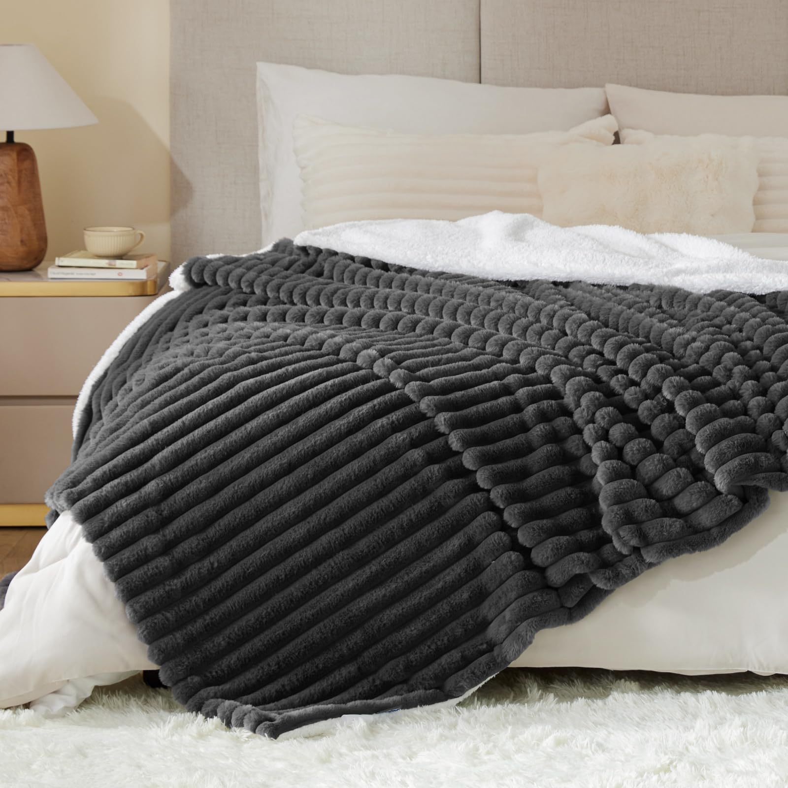 INFIIXSO personne enveloppée dans le plaid illustrant cocooning immédiat