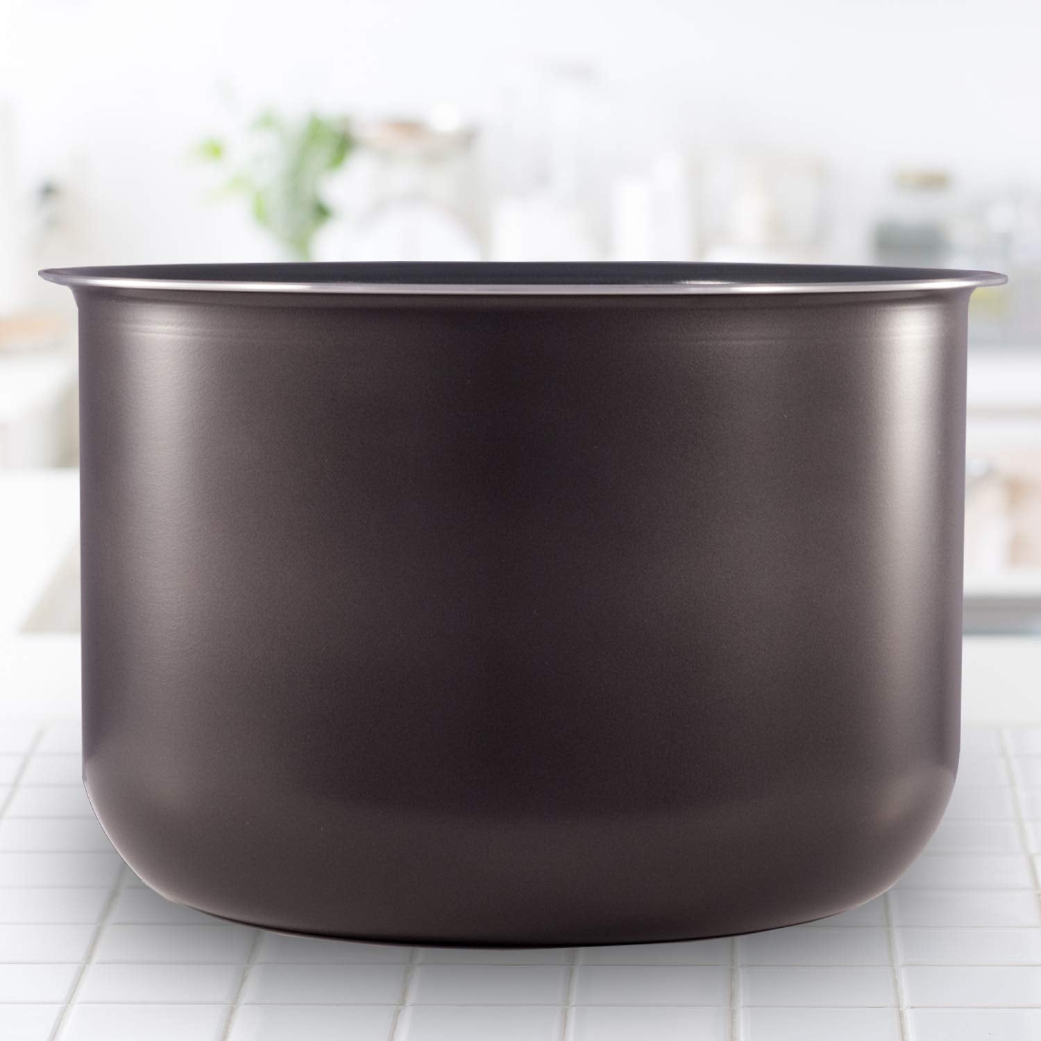 Instant Pot cuve à côté d’objets pour échelle, capacité 6 Qt clairement perceptible