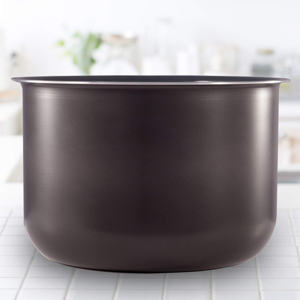 Instant Pot cuve à côté d’objets pour échelle, capacité 6 Qt clairement perceptible