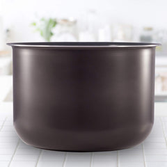Instant Pot cuve à côté d’objets pour échelle, capacité 6 Qt clairement perceptible