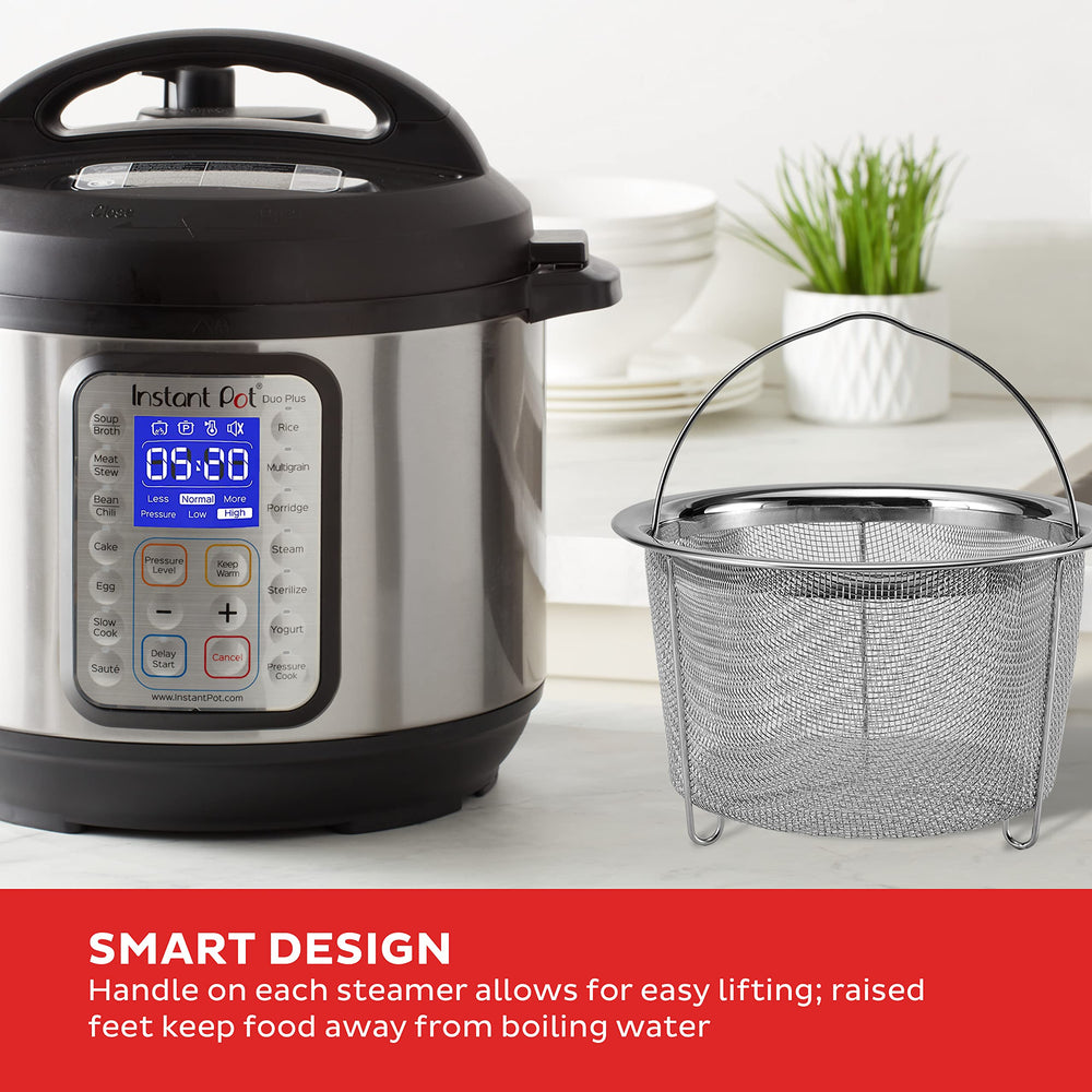 Instant Pot panier comparé avec une main pour évaluer la taille et la capacité