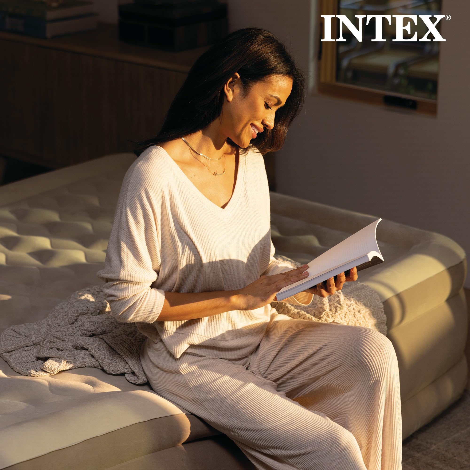 INTEX zoom sur un coin montrant résistance aux perforations et couture solide