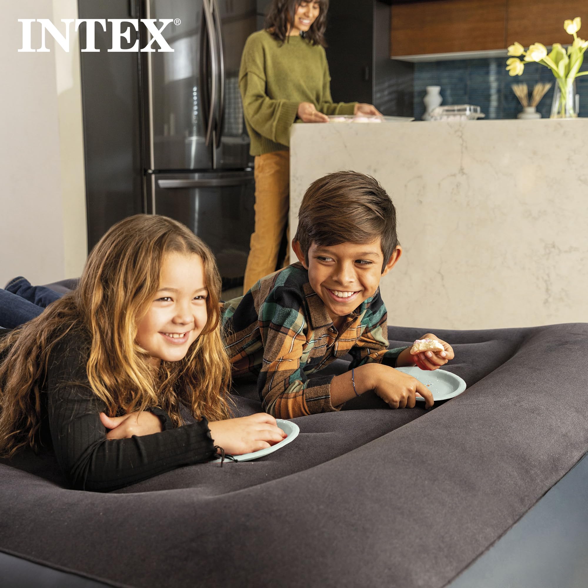 INTEX comparaison d'échelle à côté d'une chaise pour référence taille