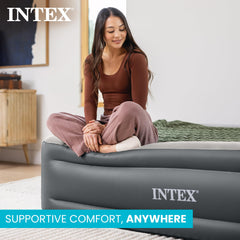 Intex pompe intégrée visible en action pour gonflage rapide et pratique