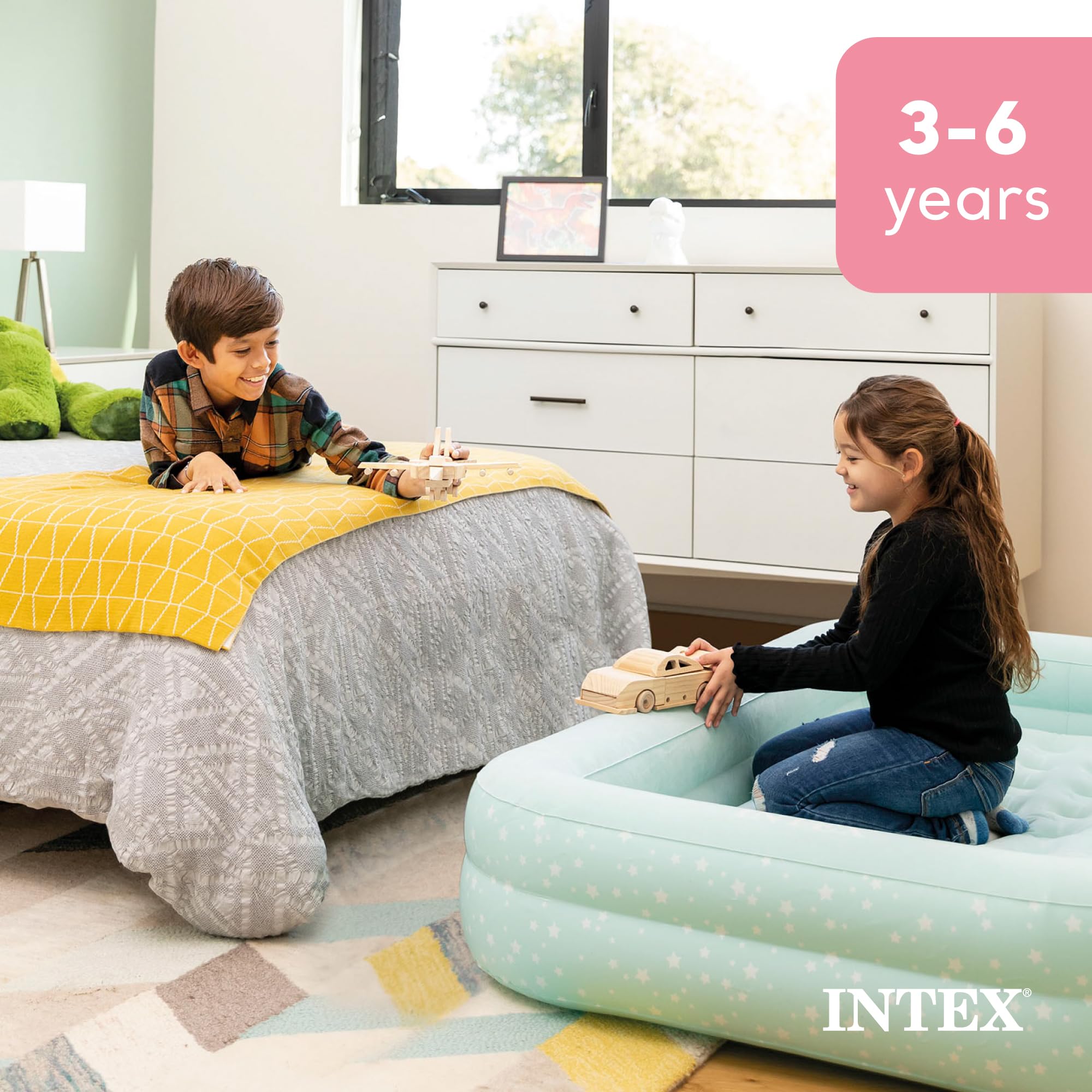 INTEX enfant dormant paisiblement sur lit gonflable pour nuits confortables