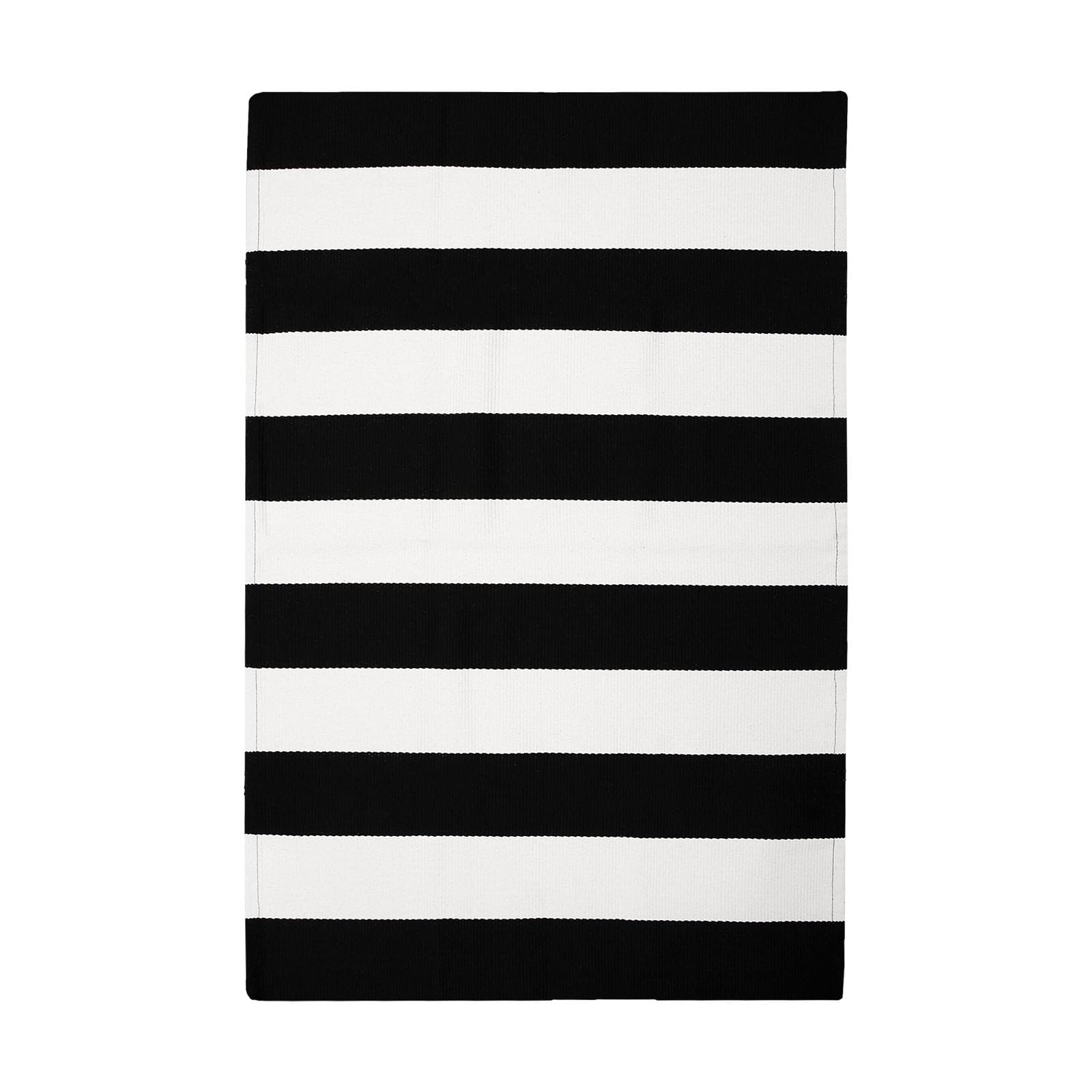 IOHOUZE tapis intégré dans une déco de salon, apporte contraste et style