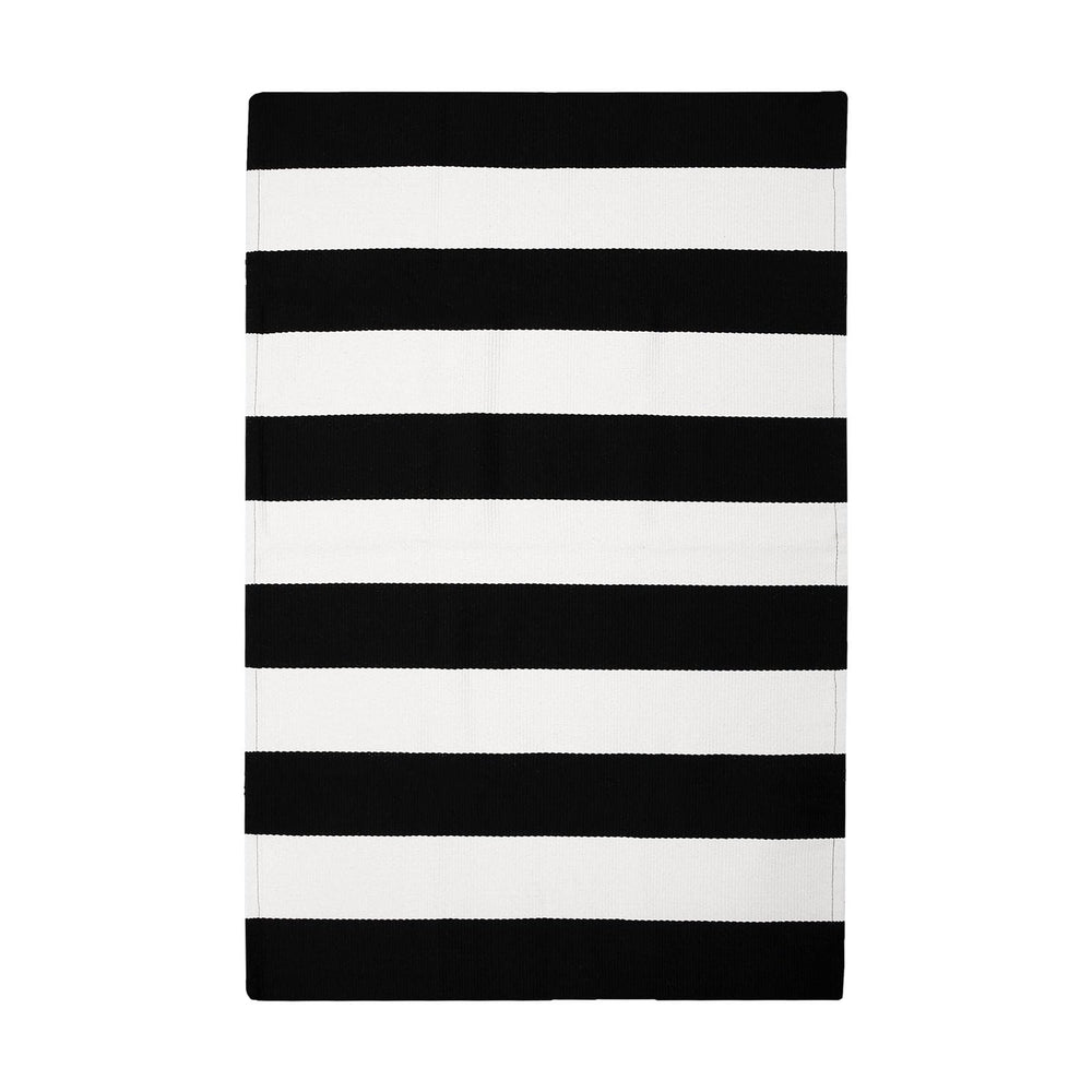 IOHOUZE tapis intégré dans une déco de salon, apporte contraste et style