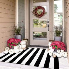 IOHOUZE vue avant du tapis 3x5 avec rayures noires et blanches, design chic