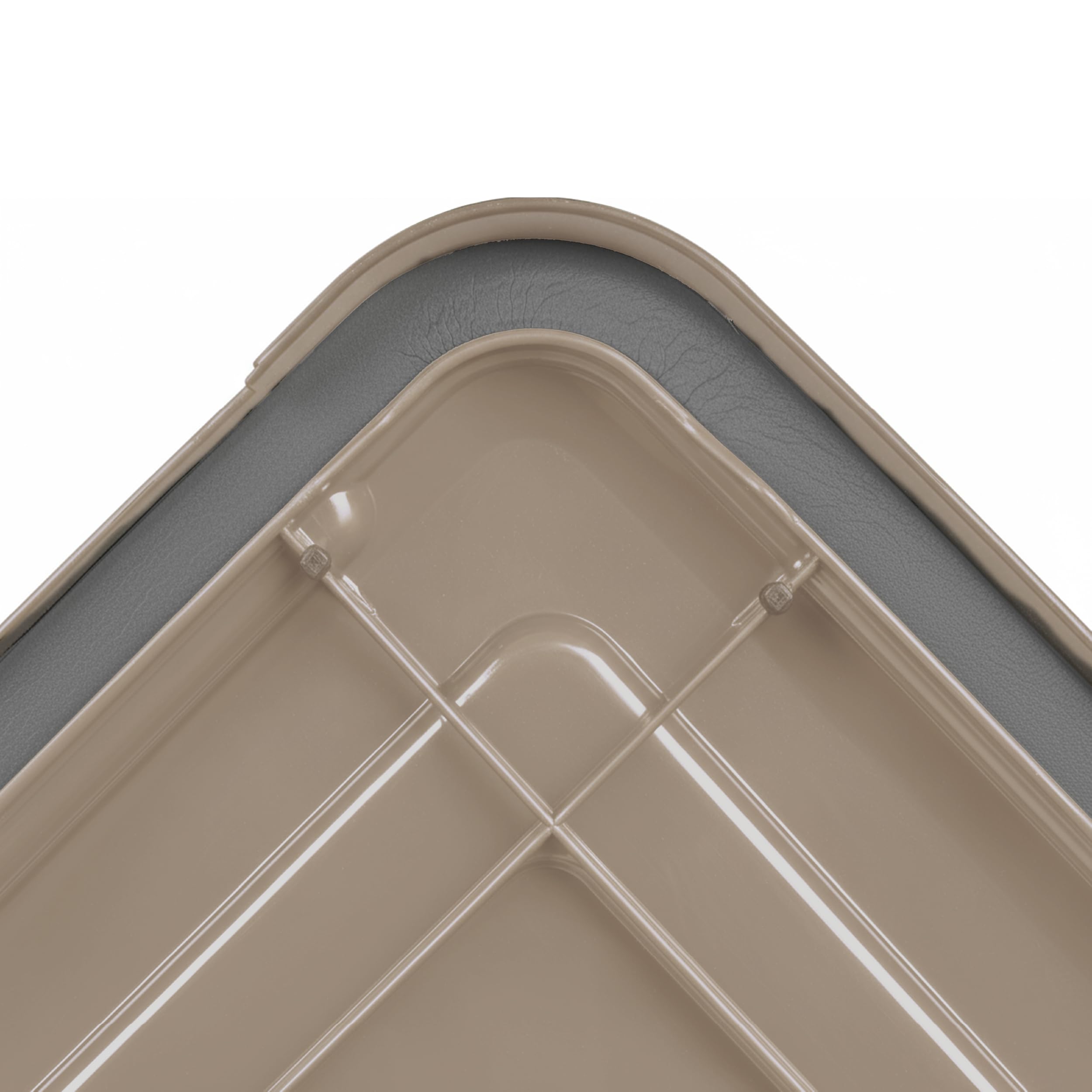 IRIS USA comparaison de taille 63 Qt avec vêtements et outils pour estimation pratique