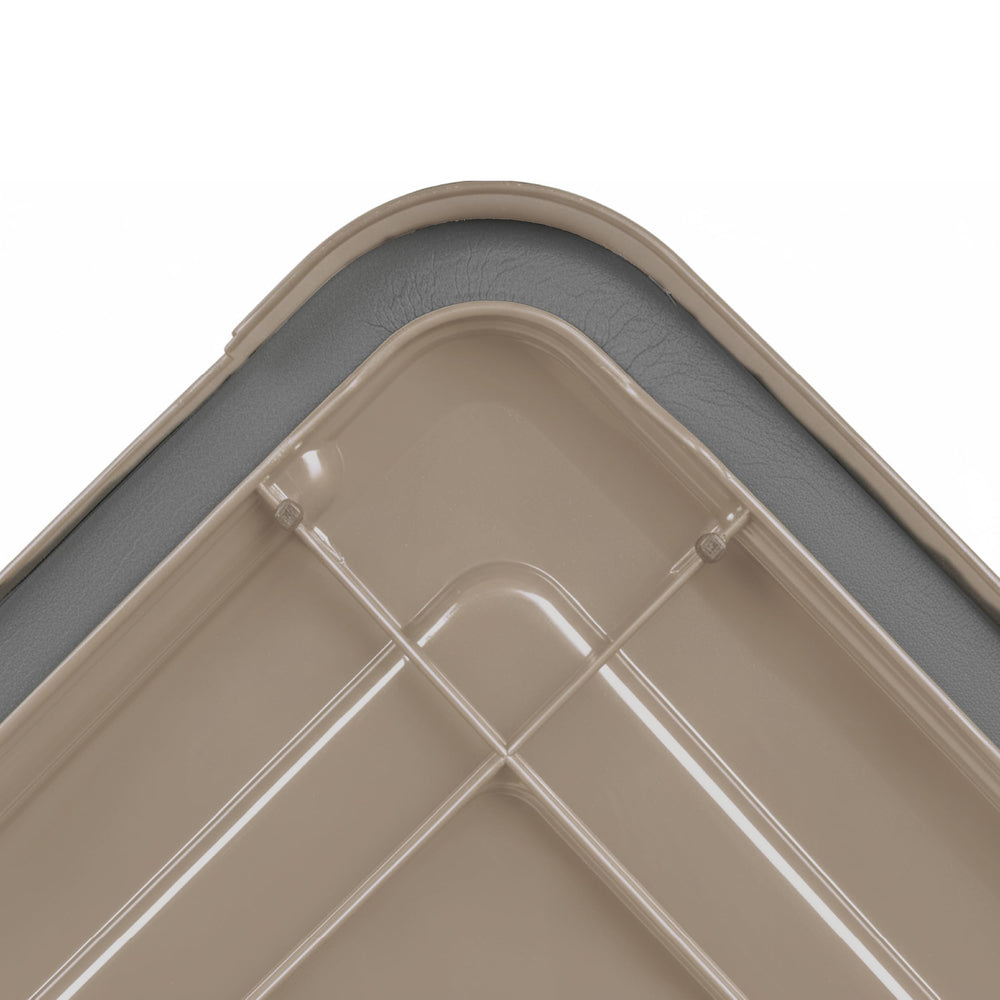 IRIS USA comparaison de taille 63 Qt avec vêtements et outils pour estimation pratique