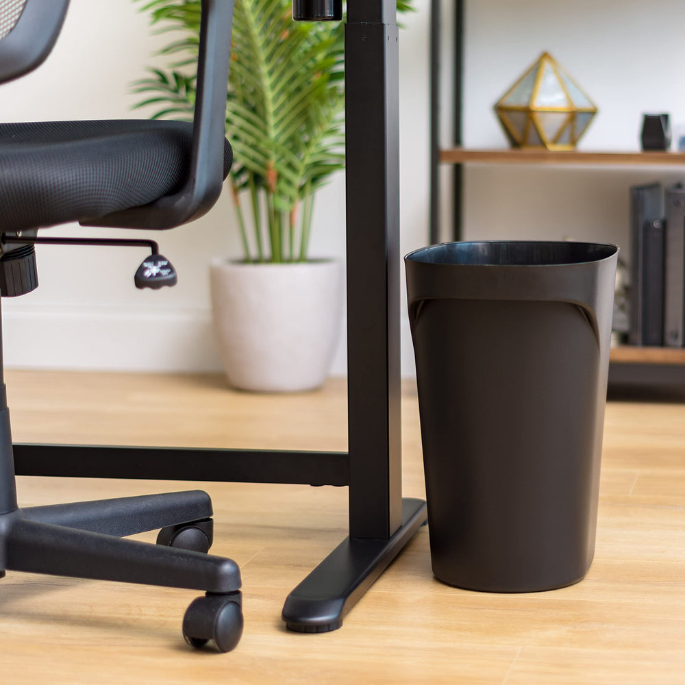 IRIS USA poubelle placée près d’un bureau pratique pour déchets quotidiens