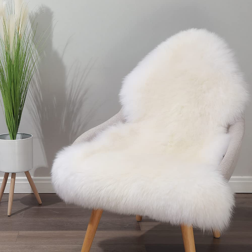 IRIWOOL tapis posé sur fauteuil apportant chaleur décorative