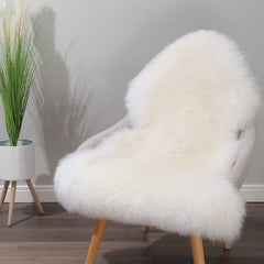 IRIWOOL tapis posé sur fauteuil apportant chaleur décorative