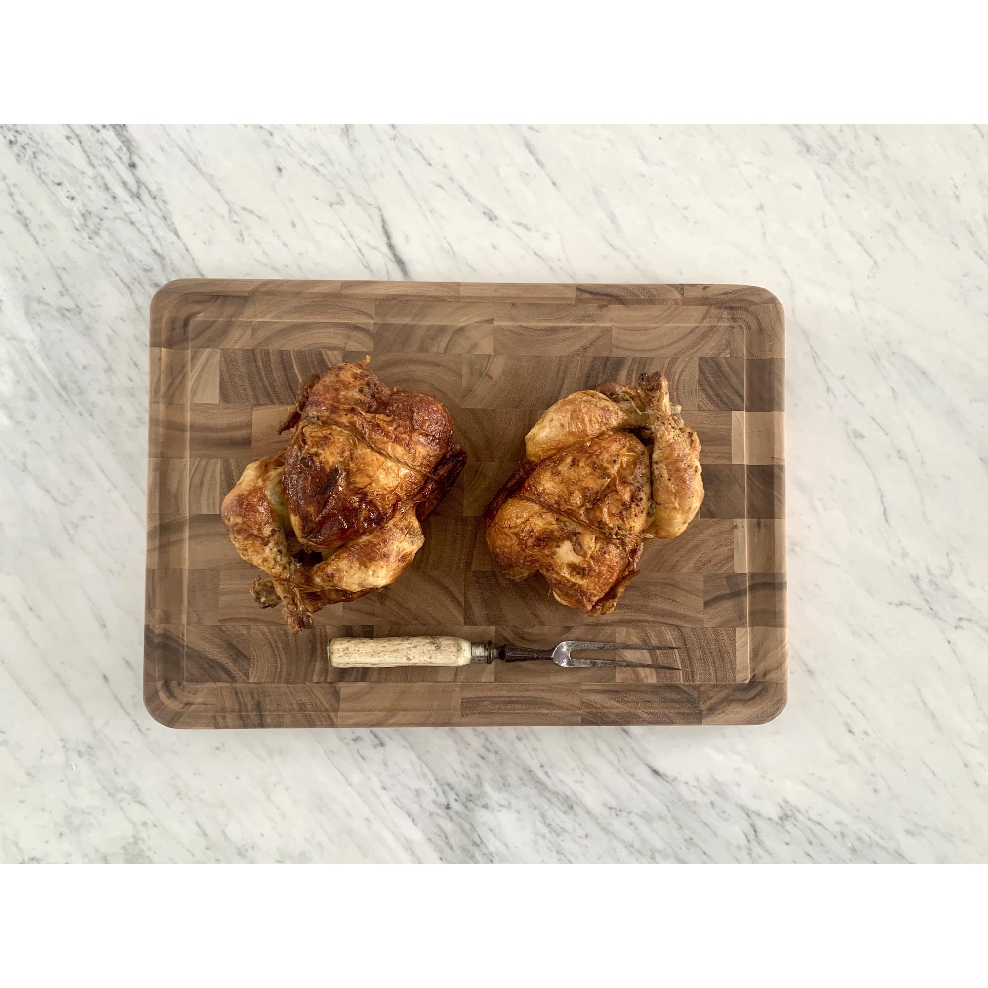 Utilisation de la planche Ironwood Gourmet Charleston avec couteau pour coupes précises