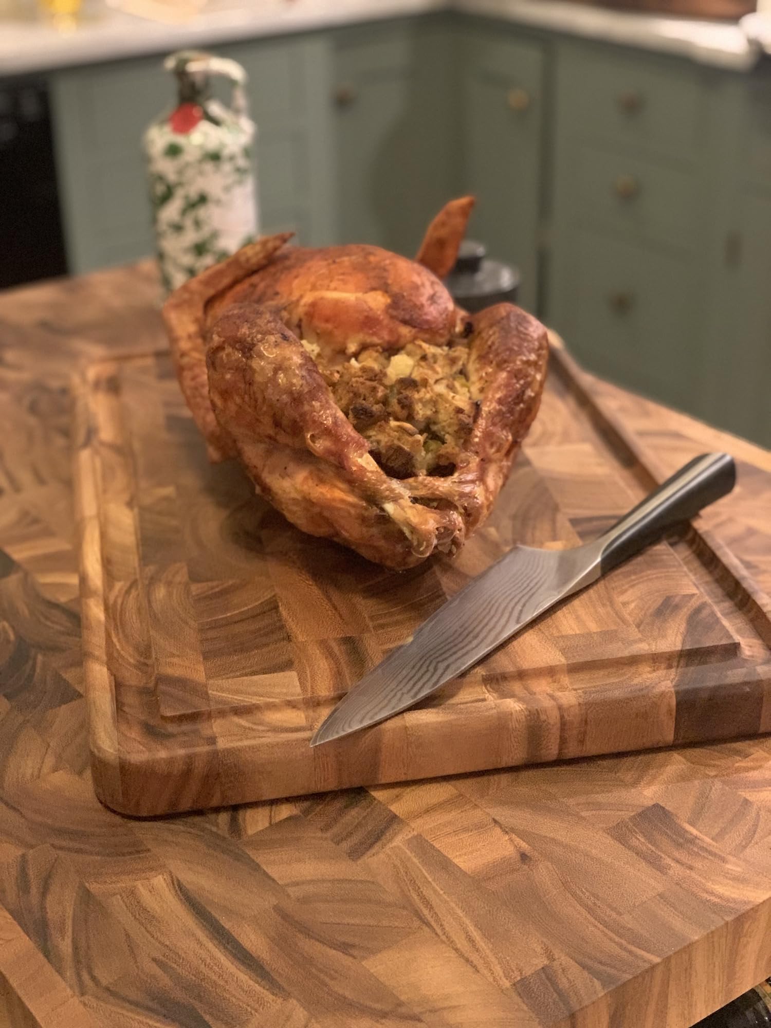 Comparaison d'échelle Ironwood Gourmet Charleston indiquant dimensions 20 par 14 pouces
