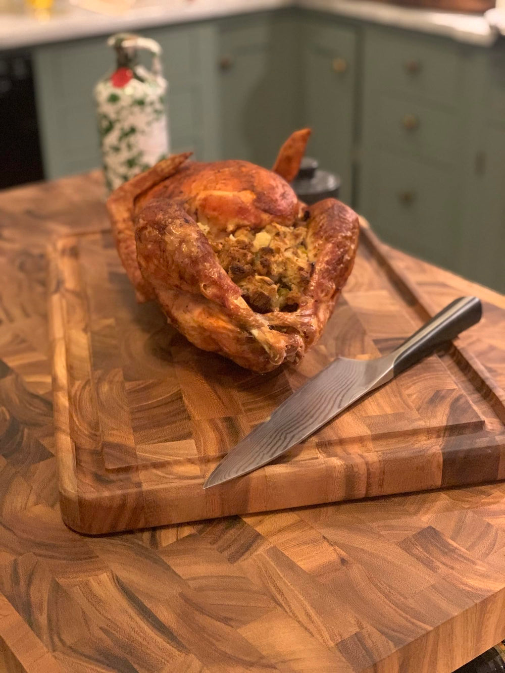 Comparaison d'échelle Ironwood Gourmet Charleston indiquant dimensions 20 par 14 pouces