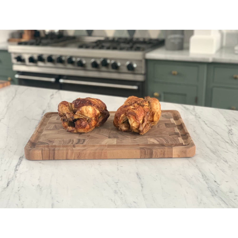 Planche Ironwood Gourmet Charleston servant une charcuterie élégante en présentation