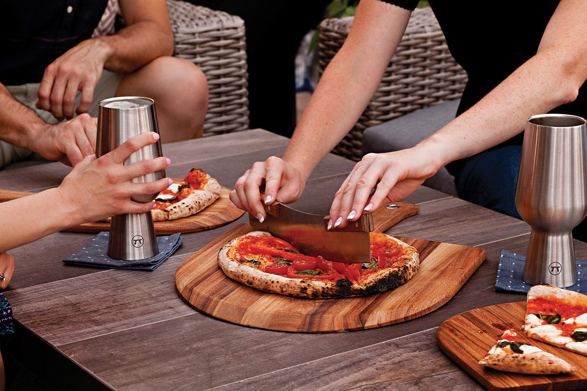 Ironwood Gourmet comparaison d'échelle avec pizza pour visualiser la taille