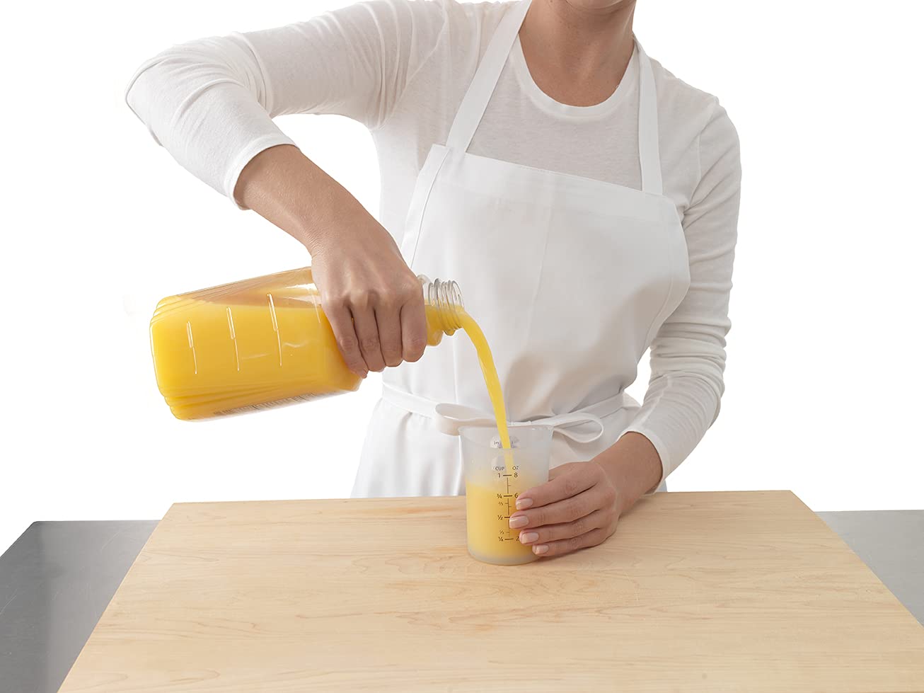 iSi Basics en action mélangeant une sauce, facilite le versement sans gâchis