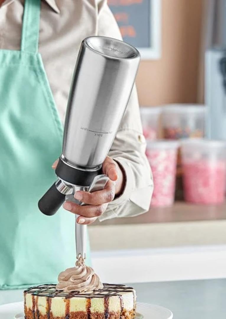 iSi Cream Profi Whip comparaison d’échelle montrant sa taille compacte et pratique