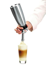 iSi Cream Profi Whip posée à côté d'un verre pour comparer la taille