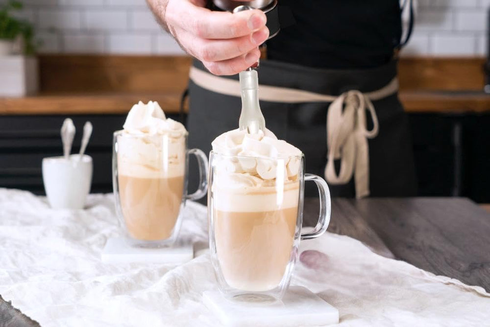 iSi Cream Profi Whip utilisé dans un café, production rapide de crème fraîche