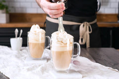 iSi Cream Profi Whip utilisé dans un café, production rapide de crème fraîche