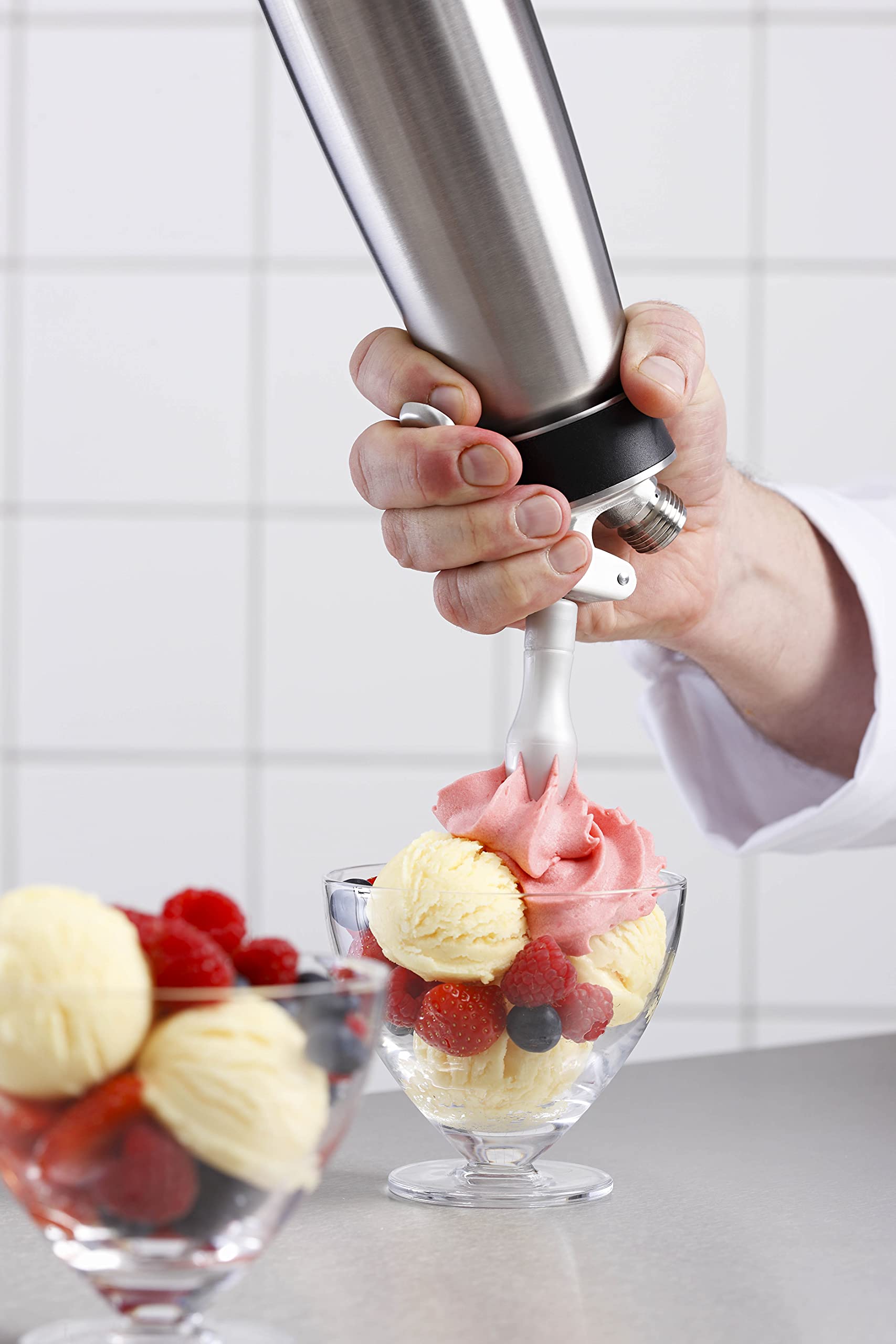 iSi Cream Profi Whip en action garnissant un café, améliore la présentation