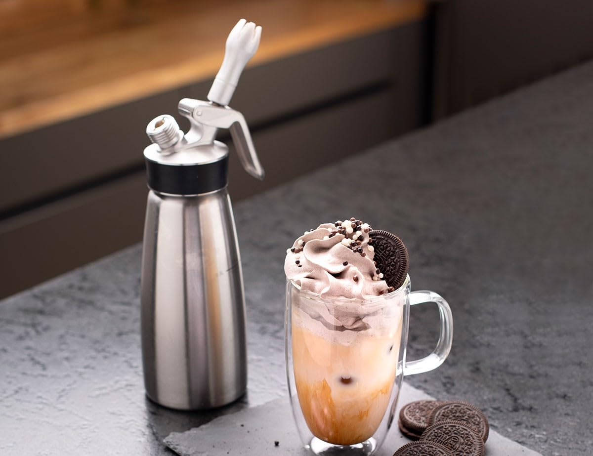iSi Cream Profi Whip sur un plan de travail de pâtisserie, usage professionnel
