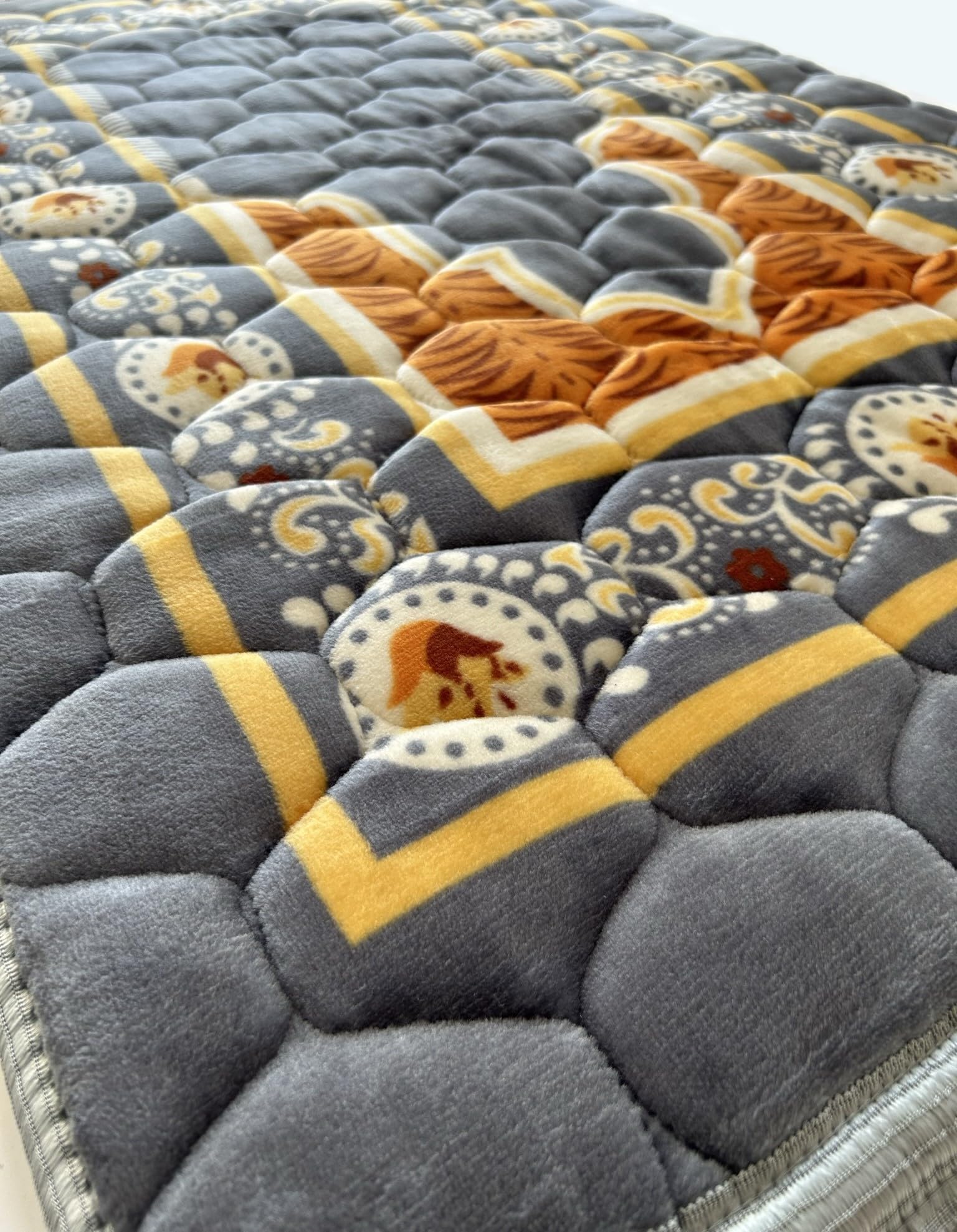 Finition des bords renforcés du tapis Islamika pour une longue durée