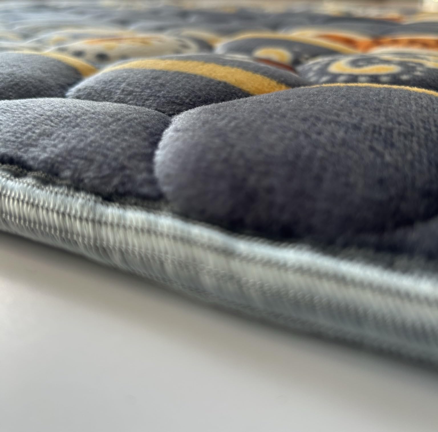 Gros plan texture du tapis Islamika illustrant douceur et épaisseur
