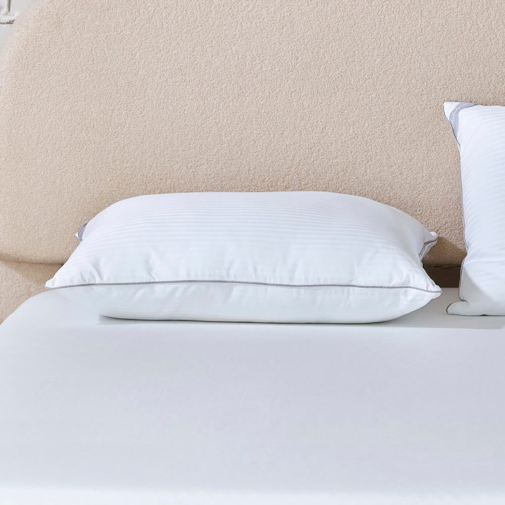 Isotonic gros plan du garnissage synthétique imitant le duvet pour moelleux